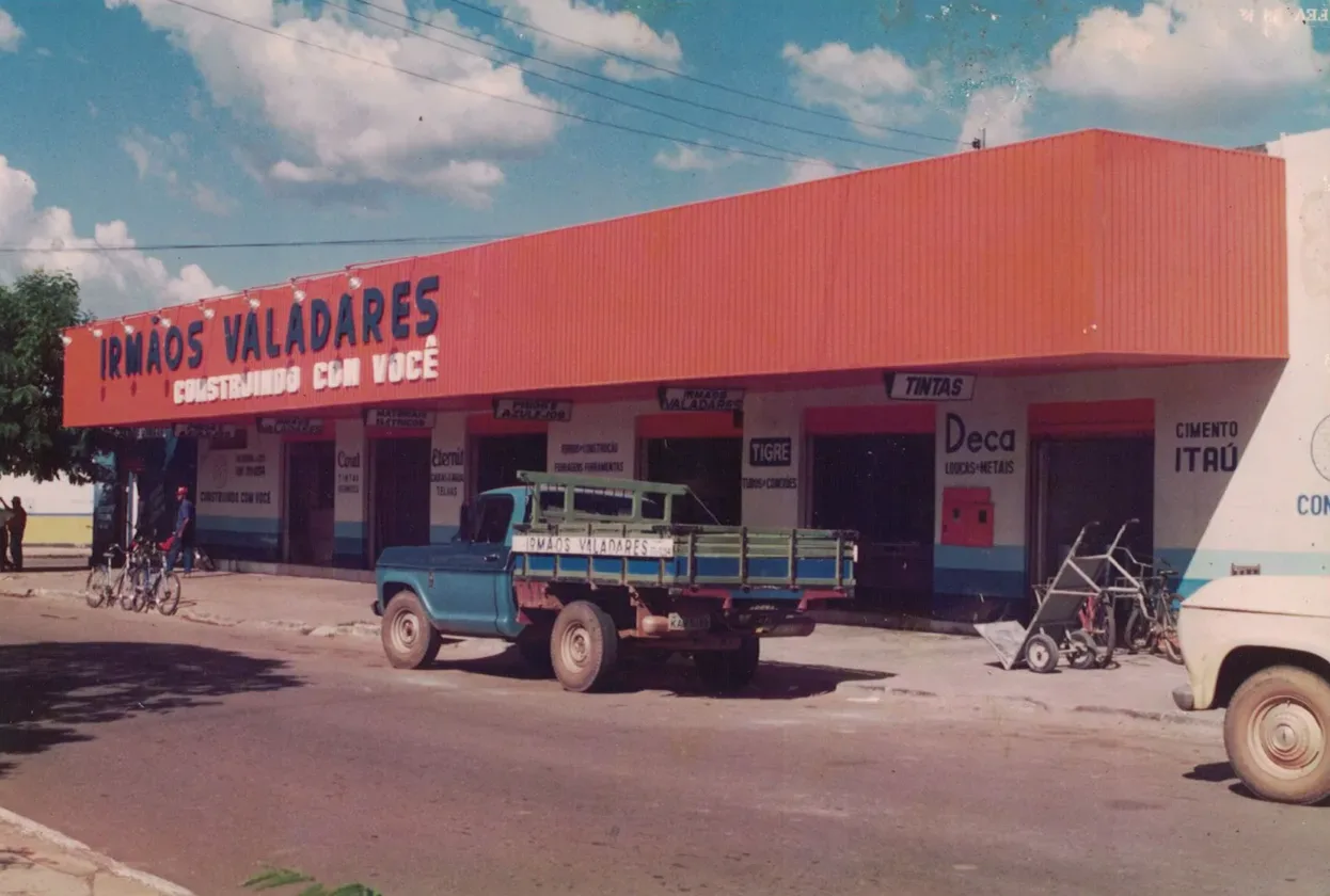 Fachada da loja Irmãos Valadares nos anos 1980