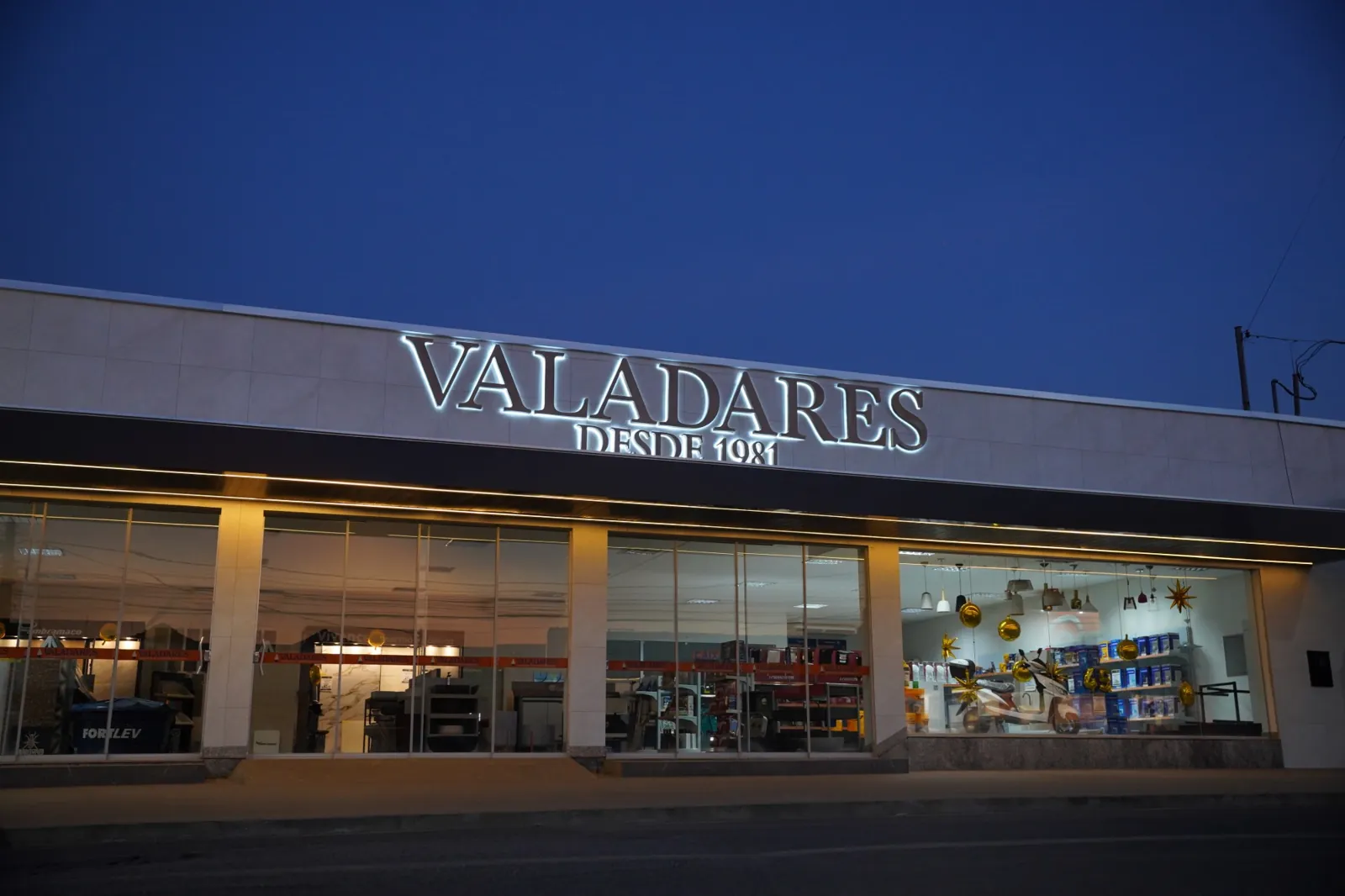 Fachada da loja Valadares em Porangatu, à noite